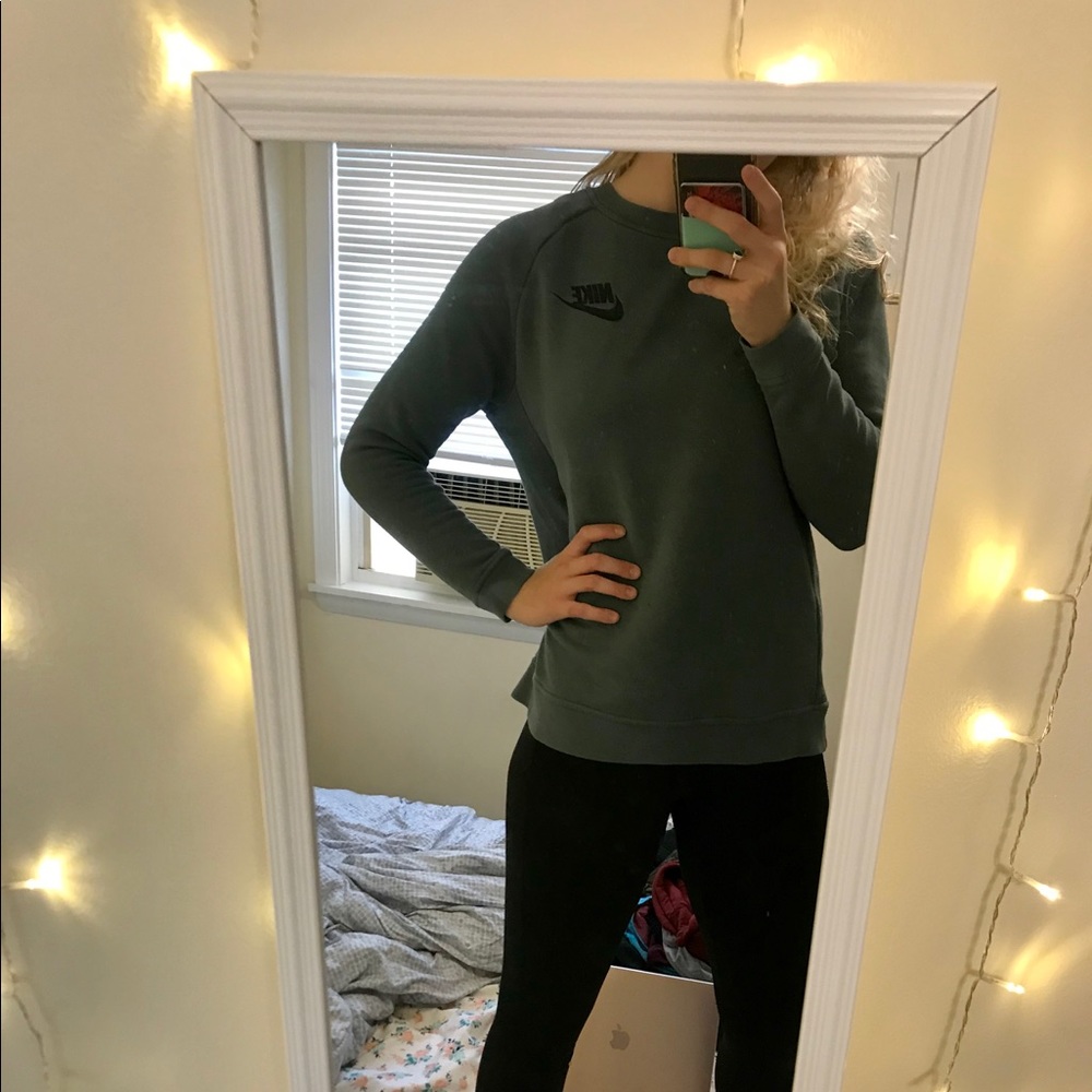 Nike long sleeve sweater. Size M